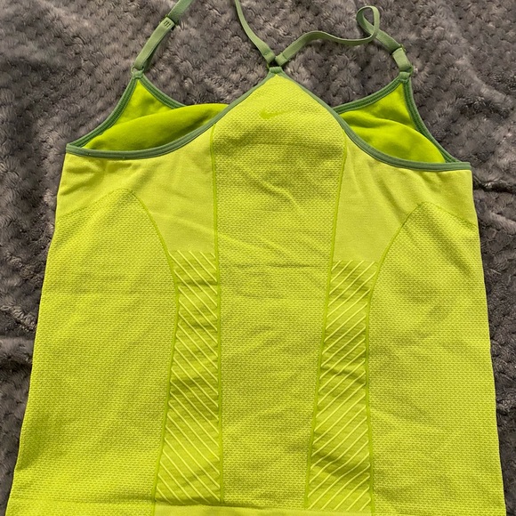 Adorable great condition Nike seamless green tank - Picture 5 of 7